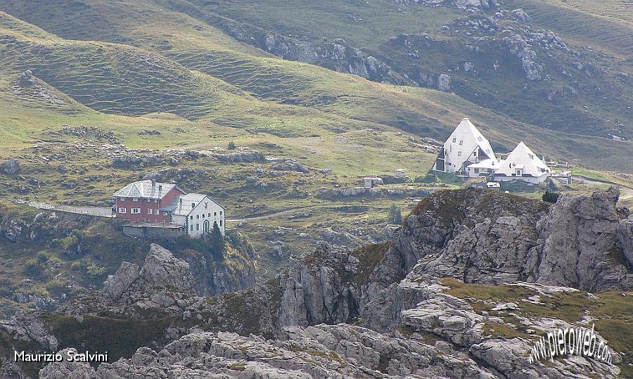 25 Zoom sui rifugi Cazzaniga e Nicola.JPG